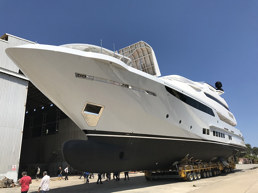 Delfine zeigen ihre vielfältigen Fähigkeiten, während Touristen an einem bewölkten Tag auf einem Boot am Golf von Mexiko nahe Clearwater, Florida, USA zuschauen.
