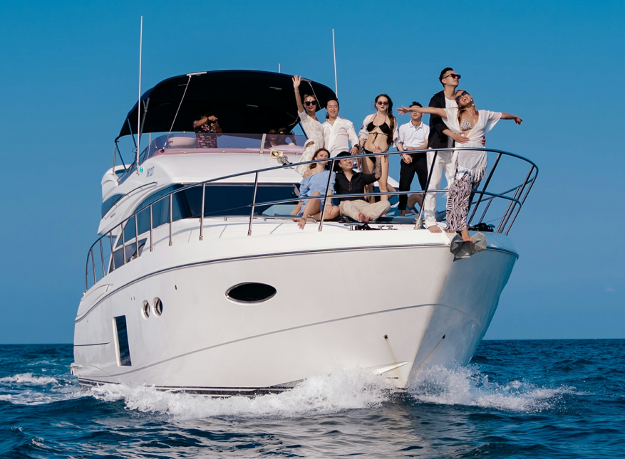 Glückliche Familie an Bord einer Yacht auf See