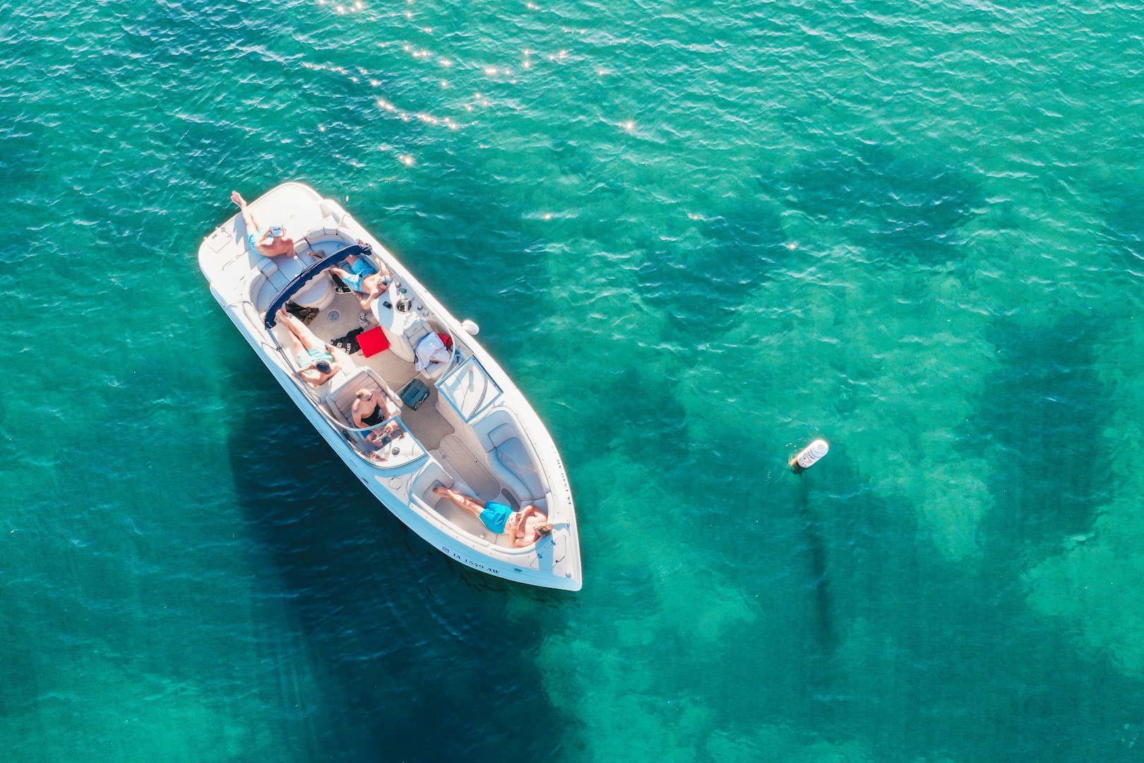 Glücklicher Familienurlaub. Junges Paar mit Schnorchelmaske hält Händchen, taucht mit Fischen im Korallenriff unter Wasser. Reiselifestyle, Wassersportabenteuer, Schwimmaktivität im Sommerurlaub am Strand