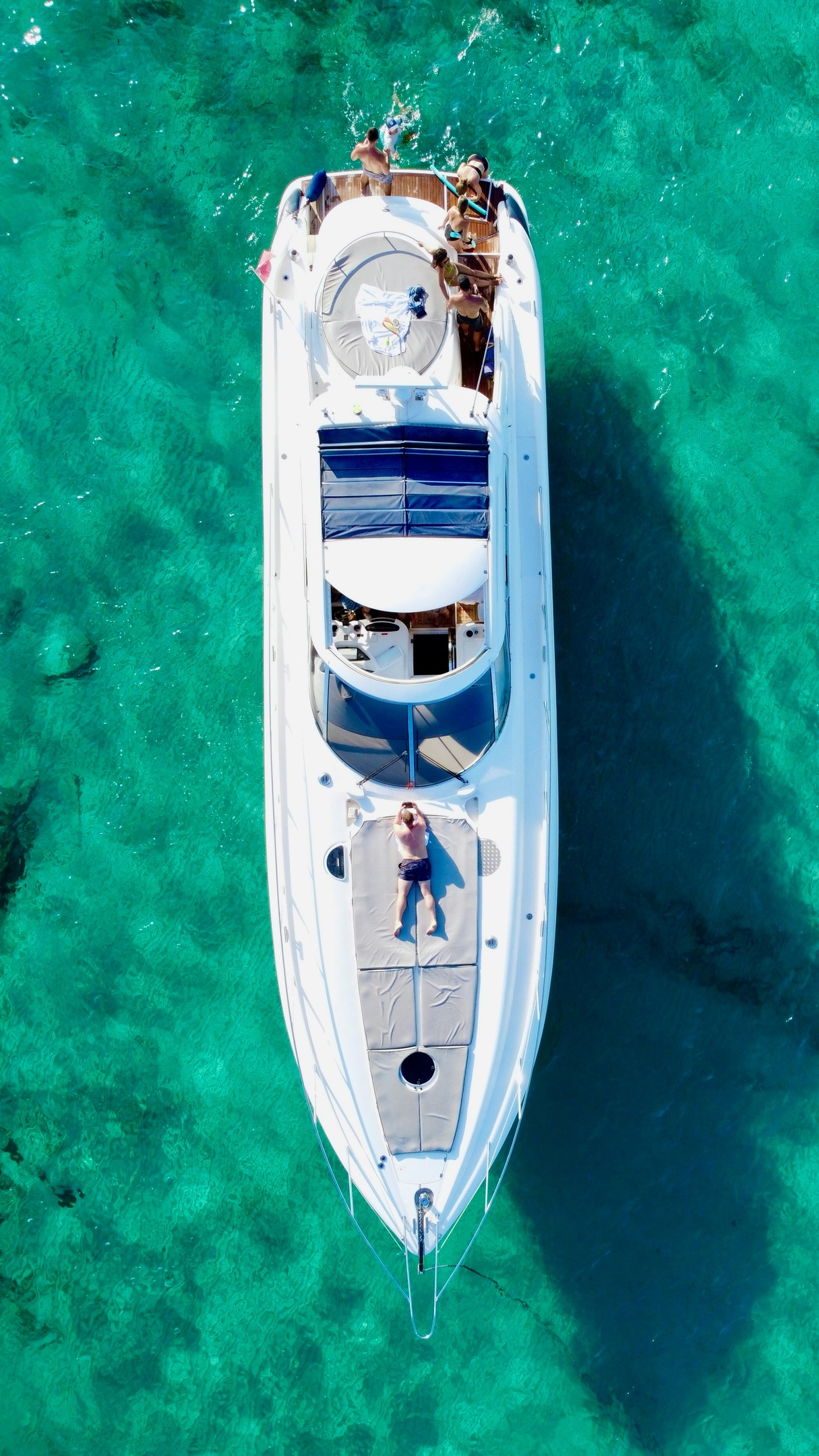 Glücklicher Familienurlaub. Junges Paar mit Schnorchelmaske hält Händchen und taucht mit Fischen im Korallenriff-Pool unter Wasser. Reisestil, Wassersportabenteuer, Schwimmaktivität im Sommerurlaub am Strand